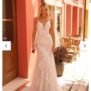 Elegant Lace Wedding Dress in Cream